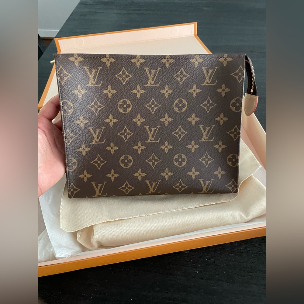 BRAND NEW Discontinued LV Toiletry 26